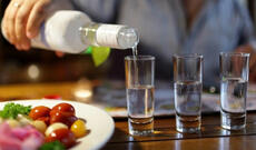 Yeyib-içdiyi dostunu ailəsinin gözü qarşısında amansızlıqla öldürdü, ağır cəza aldı