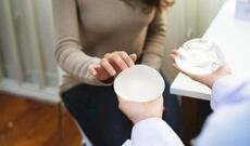 Bakıda məşhur klinikada çalışan həkim sinə əməliyyatı etdiyi qadınla münasibətdə oldu