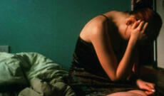 Bakıda kişi intim münasibətdə olduğu qadını alt paltarı ilə boğub