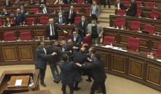 Ermənistan parlamentində dava düşdü - Video