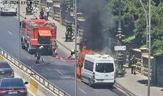 Bakıda hotelin qarşısında mikroavtobus yanıb, yolda sıxlıq yaranıb