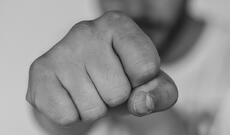 Suraxanıda 35 yaşlı kişi evində döyülərək ağır xəsarət alıb