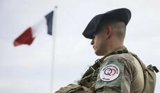 Parisdə silahlı şəxs hərbçiyə hücum edib