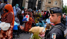 Parisdən çıxarılması nəzərdə tutulan yüzlərlə evsiz insan etiraz aksiyası keçirib