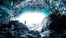 İslandiyada buz mağarası turistlərin üzərinə çöküb