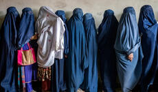 Taliban qadınların ictimai yerlərdə danışmasını qadağan edir