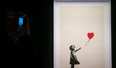 Londonda Benksinin əsərini oğurlayan iki nəfər məhkəmə qarşısına çıxarılıb