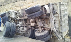 Qusarda yük avtomobili dərəyə aşıb, ölən var