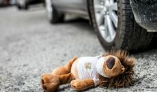 Oğuzda avtomobil üç yaşlı uşağı və babasını vurub