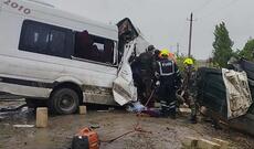 Kürdəmirdə mikroavtobus yük maşınına çırpılıb, xəsarət alanlar var