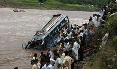 Pakistanda  toy avtobusunun çaya düşməsi nəticəsində 22 nəfər ölüb