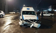 Lənkəranda təcili yardım avtomobili qəzaya düşüb