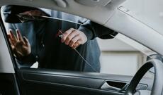 Bakıda avtomobildən 10 min dollara yaxın pul oğurlanıb