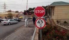 Astarada qatar piyadanı vurub