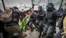 İtaliyada tələbələrlə polis qarşı-qarşıya gəliblər