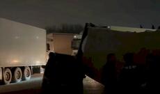 Xocəsən dairəsində ağır qəza: Yük maşını avtomobilin üzərinə aşdı - Video