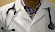 Azərbaycanda həkim xəstəni təpiklədi