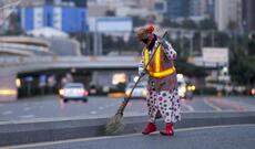 Bakıda süpürgəçi parkda öldü