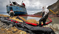 Qəzaya uğrayan tankerdən neft məhsullarının toplanması