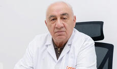 Xəstəxananın həyətində həkimi maşın vurdu: ağır yaralandı