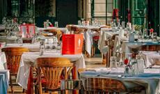 Restoran rəhbəri “TikTok”da canlı açan ofisiantı döydü