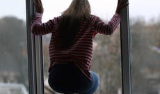 Bakıda 16 yaşlı məktəbli qız çoxmərtəbəli binanın damından özünü atıb