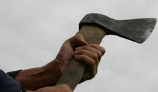 Rusiyalı baltanın bir zərbəsi ilə arvadının başını kəsib