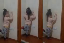 Ana azyaşlı qızına işgəncə verdi: polisdən reaksiya