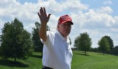 Etirazçılar Trampın qolf meydançasını yararsız hala saldılar