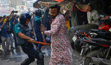 Polis dəyənəklərdən istifadə etməyə məcbur qalıb