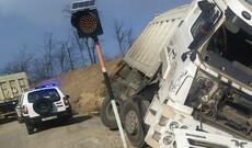 Əsgəranda şirkət maşını beton dirəyə çırpıldı: xəsarət alan var