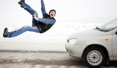 Gəncədə sürücü maşını onu döyən şəxslərlərin üzərinə sürüb