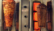 Toyuq dönərində ölüm saçan hiylə: Ağardıcı ilə əti ağardırlar!