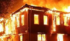 Biləsuvarda ikimərtəbəli ev yanıb