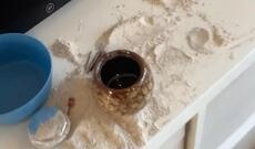 Britaniyada nəzarətsiz uşaq ölmüş babasının külünü yeyib