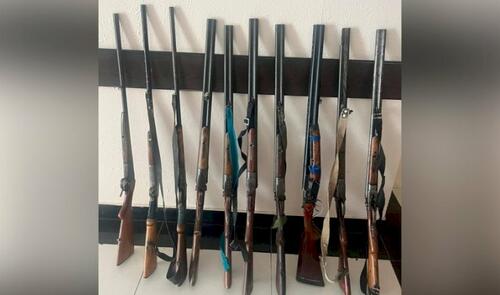 Cəlilabadda qanunsuz saxlanılan silahlar polisə təhvil verildi