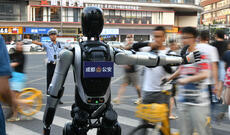 Robot nəqliyyatın hərəkətini tənzimləyir