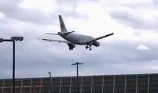 Trampın təyyarəsi toqquşmadan son anda xilas oldu - Video