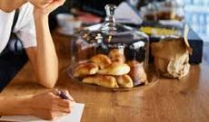 Stəkana tüpürüb müştərilərə çay süzən Ayşən işdən çıxarıldı - VİDEO