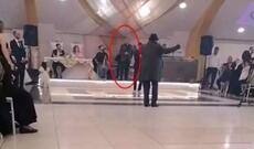 Müğənni toy vaxtı infarkt keçirib öldü - Video