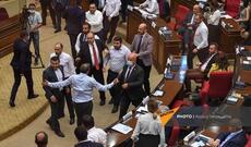 Ermənistan parlamentində dava: Sərkisyan zalı tərk etdi