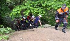 Bakıda maşın dərəyə aşdı: sürücünün xilas anı - Video