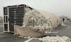 Ucar rayonunda pambıq daşıyan yük avtomobili aşıb