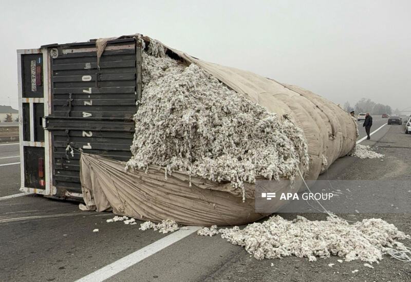 Ucar rayonunda pambıq daşıyan yük avtomobili aşıb