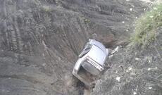 Sumqayıtda avtomobil dərəyə aşdı