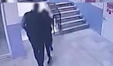 Direktor autizmli şagirdi pilləkənlərdən itələyərək yıxdı - Dəhşətli görüntülər