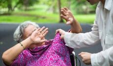Bakıda dayə qulluq etdiyi yaşlı qadını döydü