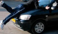 Məktəb direktoru avtomobillə piyadanı vurdu