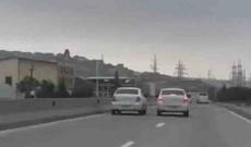 Yolda sürət yarışı təşkil edən sürücülər saxlanıldı