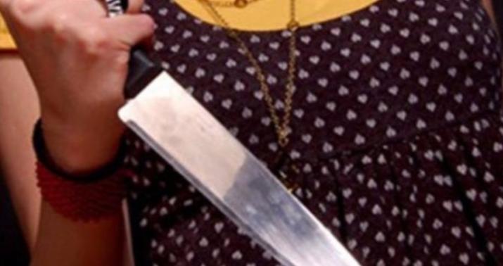 Bakıda yeniyetmə qız anasını döydüyü üçün atasını bıçaqladı